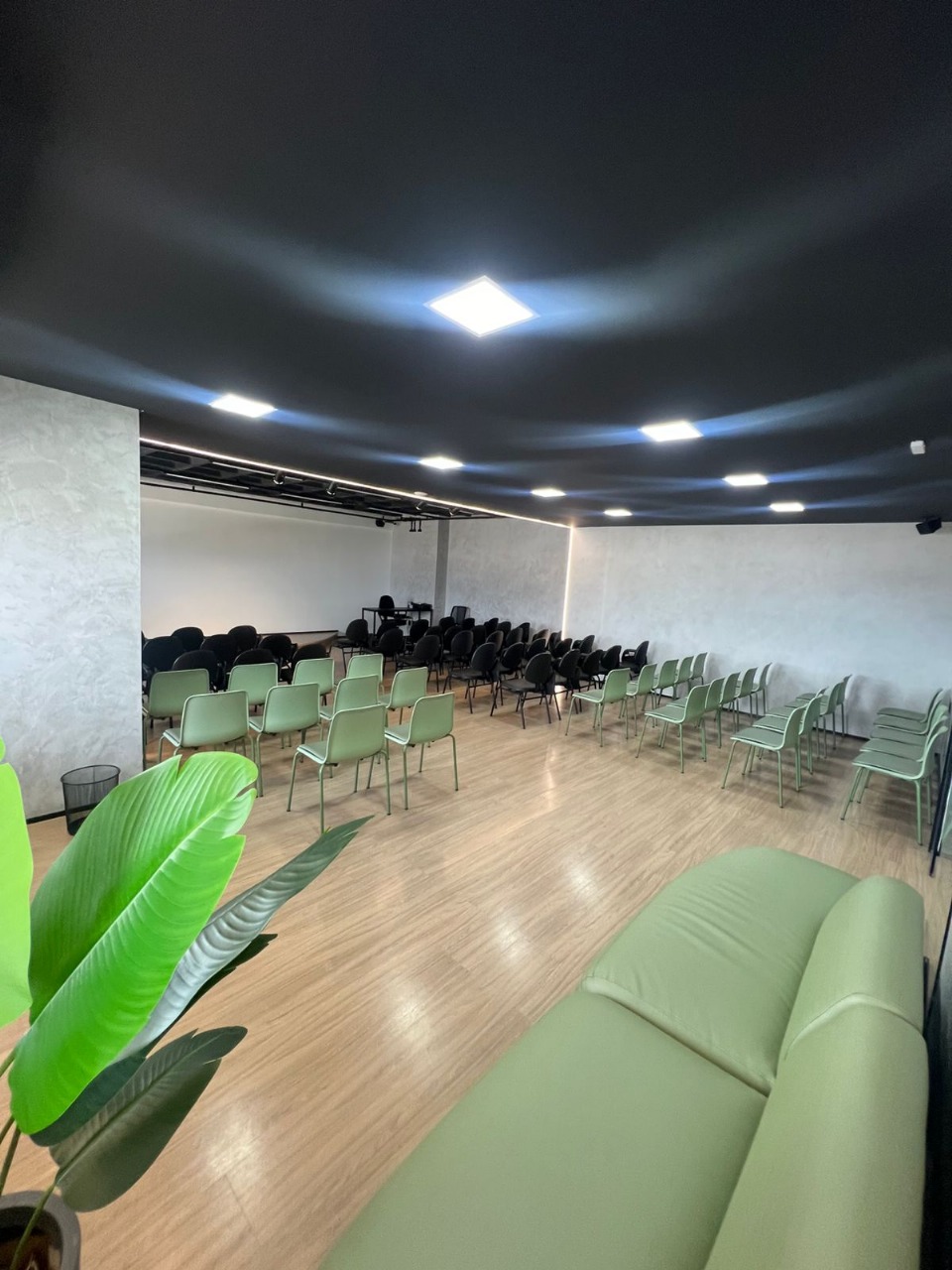 Espaço da unidade de Caruaru com cadeiras e lounge